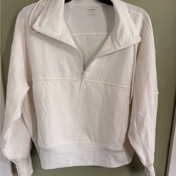Old Navy Tops - Old Navy Active white Dynamic Fleece Crew